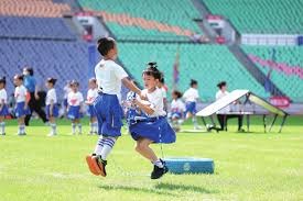 曼联小将科利尔：与弗莱彻风格相似，首进大名单兴奋难忘曼联中场小将科利尔表示，加盟曼联后感受到达伦 - 弗莱彻的指导，信心大增。他在曼联取得成长，期待未来在顶级赛事中发挥。